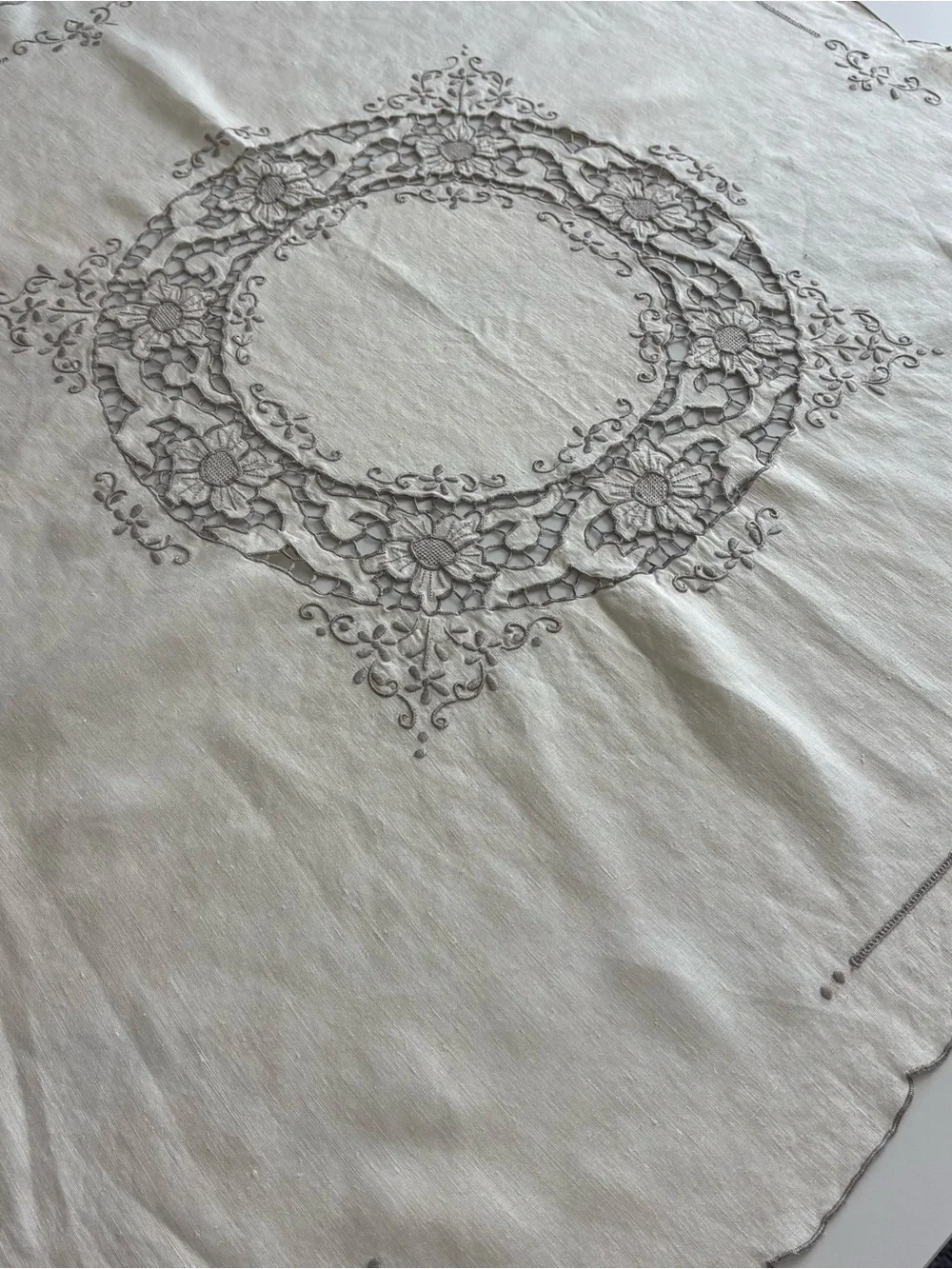 Embroidered Floral Table Linen in Beige/Cream 31x31